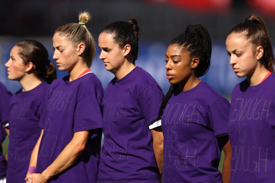 加拿大女足球隊在出戰SheBelieves Cup時，全隊穿上紫色的「夠了就是夠了（Enough is Enough）」字樣衣服來表達抗議。（Photo by James Williamson - AMA/Getty Images）