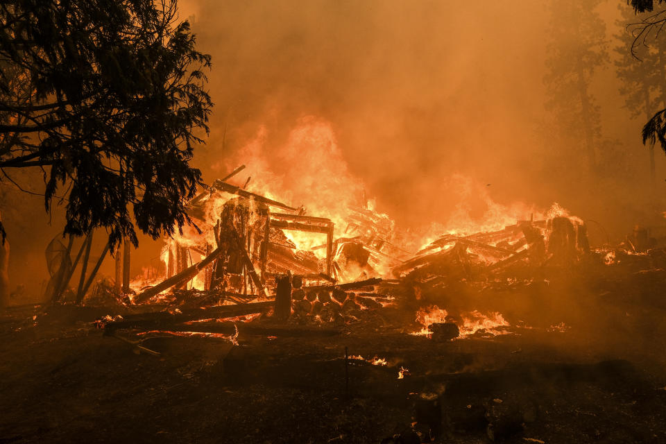 Image: A structure burns during the Oak Fire in Mariposa County, Calif. on July 23, 2022. (David Odisho / Bloomberg via Getty Images)