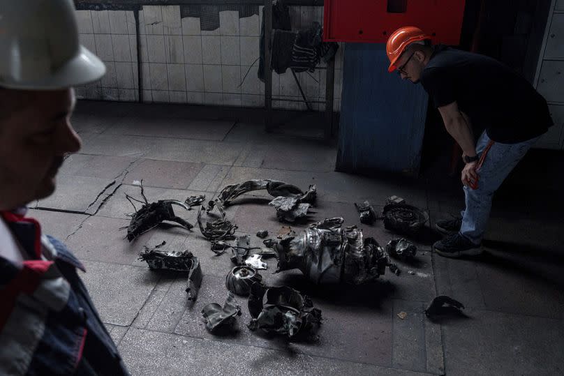 Un homme regarde les fragments d'une fusée russe qui a frappé une centrale thermique en Ukraine, mardi 21 mai 2024.