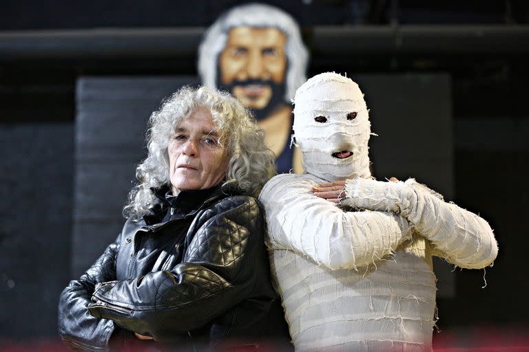 Sergio Ventrone, alias Billy Jim, espalda con espalda con... La Momia, clásico personaje de Titanes en el Ring