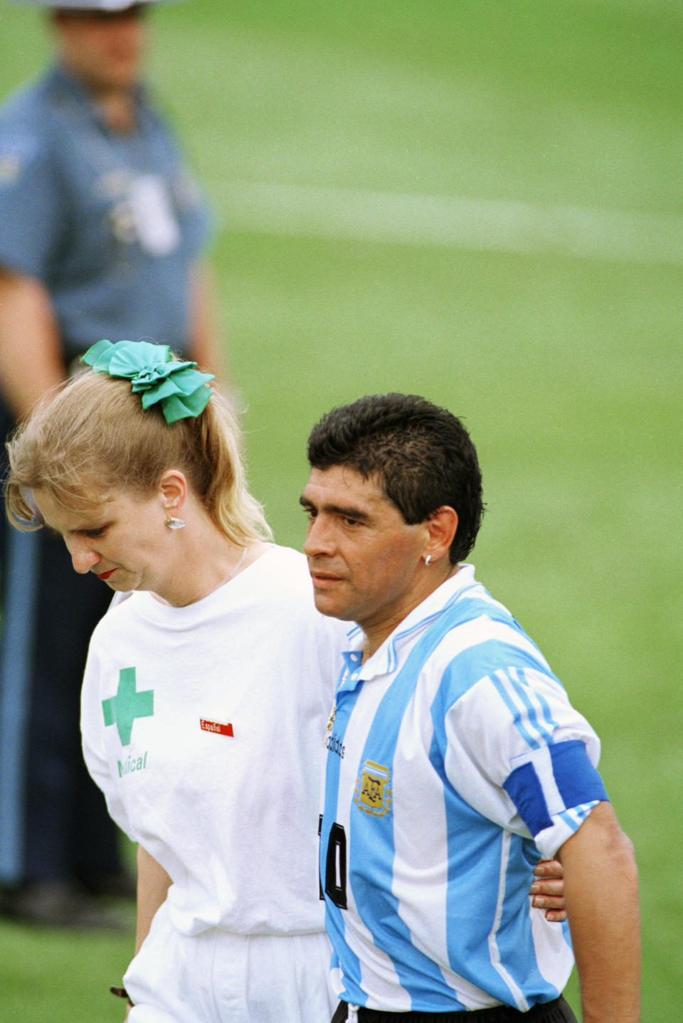 En el Mundial de 1994, el momento en que se llevan a Maradona para un test de drogas en el Foxboro Stadium tras ganar al equipo de Nigeria. (AP Photo/Joe Cavaretta)