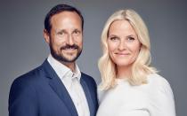 Seit 2001 ist Kronprinz Haakon mit seiner Frau Mette-Marit verheiratet. Obwohl er jünger ist als seine Schwester, ist er nach dem zu seiner Geburt geltenden Gesetz der rechtmäßige Nachfolger von König Harald V. In den 90er-Jahren wurde das Gesetz geändert, wodurch der oder die Erstgeborene an die Spitze des königlichen Hauses folgt. (Bild: 2016 Jørgen Gomnæs, the Royal Court/Handout)