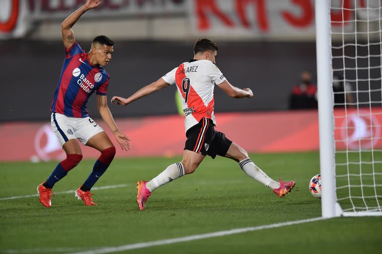 Sigue el romance de Julián Álvarez con la red; el "9" de River anotó un hat-trick en el Monumental