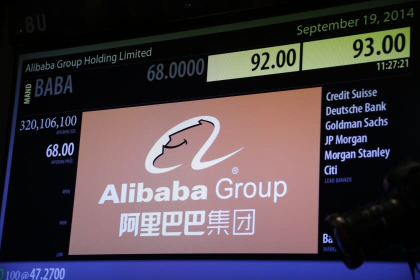 ARCHIVO - Una pantalla muestra los precios de las acciones de Alibaba antes de que finalmente inicie las operaciones bursátiles durante la oferta pública inicial de la compañía en la Bolsa de Valores de Nueva York, el viernes 19 de septiembre de 2014 en Nueva York. (AP Foto/Mark Lennihan, archivo)