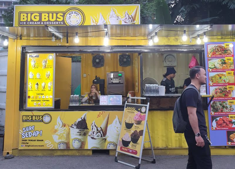 Big Bus Ice Cream & Desserts - Tapak food truck 