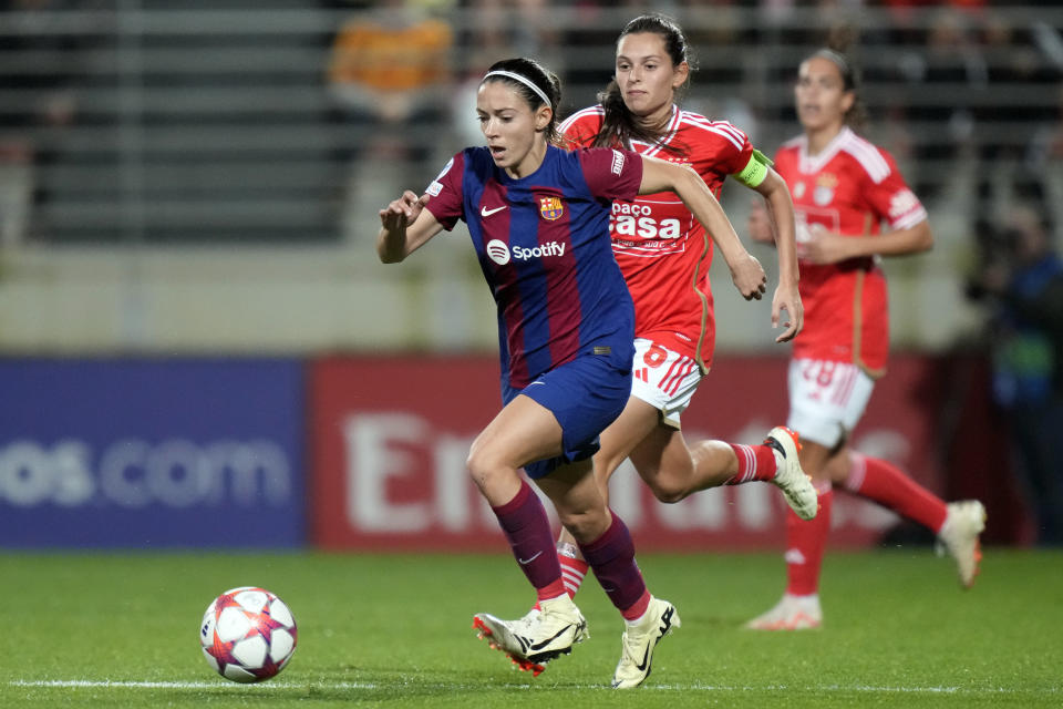 FILE - Barcelona's Aitana Bonmati runs with the ball during the women's Champions League group A soccer match between SL Benfica and FC Barcelona at the Benfica Campus in Seixal, outside Lisbon, Wednesday, Jan. 31, 2024. The Women’s Champions League resumes starting Tuesday, March 19, 2024 with a lineup for the quarterfinals including reigning champion Barcelona, record eight-time champion Lyon, quadruple-chasing Chelsea and two newcomers to this stage on Benfica and Brann. Barcelona is seeking to win the competition for the third time in four years and keep up world champion Spain's dominance of the club and international game. (AP Photo/Armando Franca, File)