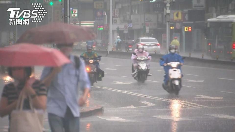 外出慎防劇烈降雨。（示意圖／TVBS資料照）