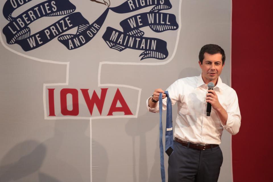 Democratic presidential candidate, South Bend, Indiana mayor Pete Buttigieg removes his tie during a campaign event after bee landed on it and refused to leave September 23, 2019 in Elkader, Iowa.