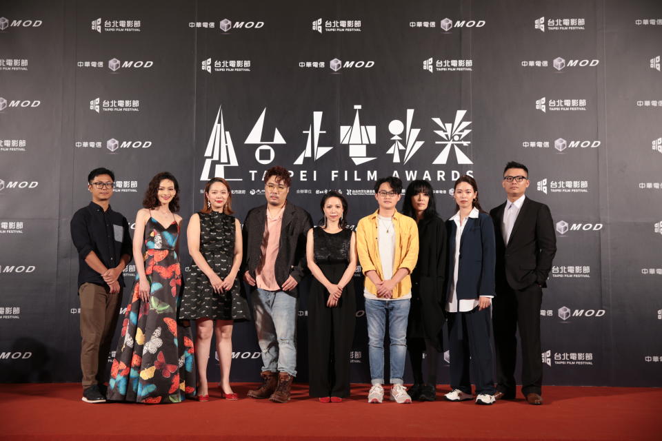 劇情長片《江湖無難事》劇組人員，左起導演、編劇高炳權，演員姚以緹，特教化妝張丞寧，編劇馮勃棣、蔡顗禾，視覺效果嚴振欽，造型設計施筱柔，美術設計葉子瑋，監製徐國倫