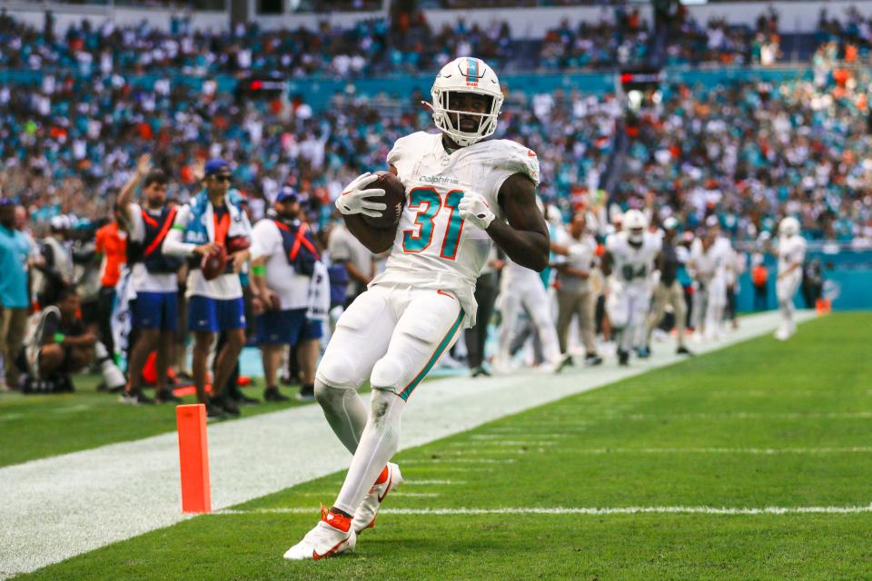 Raheem Mostert scores a touchdown for the Miami Dolphins.