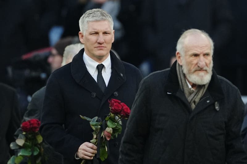 German former footballer Bastian Schweinsteiger (L) attends the memorial service for the deceased soccer star and coach Beckenbauer. Schweinsteiger will take over from the late Franz Beckenbauer as patron of a charity golf tournament, the Bild paper reported on Friday. Kay Nietfeld/dpa