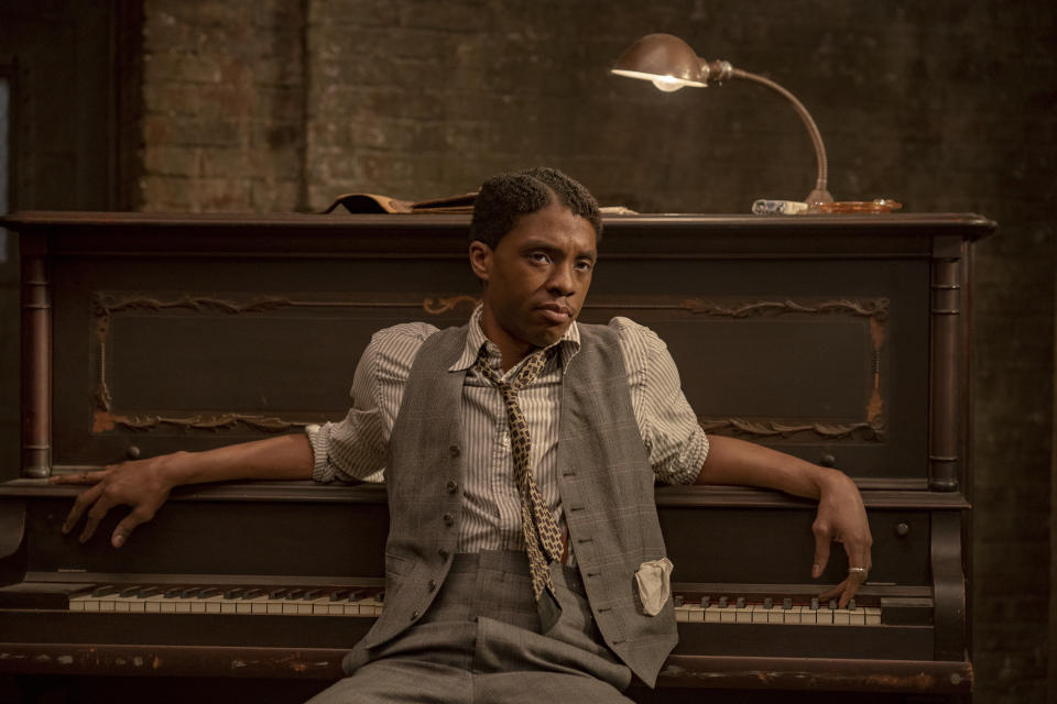 En esta imagen difundida por Netflix, Chadwick Boseman en una escena de "Ma Rainey's Black Bottom". (David Lee/Netflix vía AP)