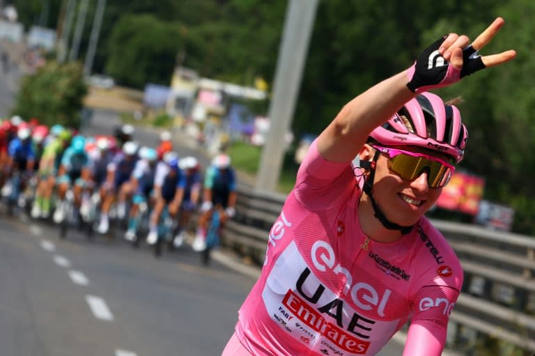 El corredor esloveno del UAE Tadej Pogacar realiza el gesto de la victoria enfundado en la 'maglia rosa' durante la 21ª y última etapa de la 107ª edición del Giro de Italia, el 26 de mayo de 2024 (Luca Bettini)