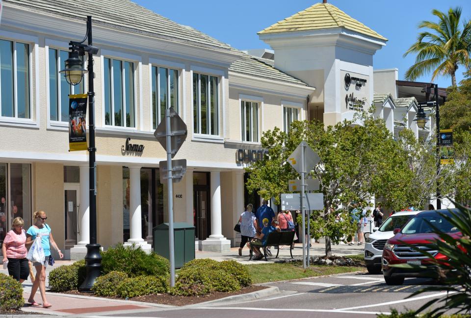 St. Armands Circle is a popular dining and shopping district. The neighborhood around the shopping circle on St. Armands Key, known as Ringling Estates, was one of the early “master-planned” communities in Sarasota.