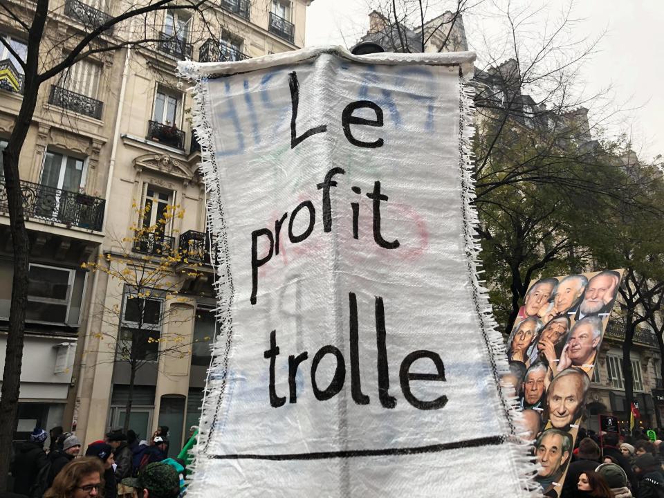 Ce manifestant est sans doute pâtissier pour avoir écrit : "Le profit trolle", en référence aux "profiteroles".