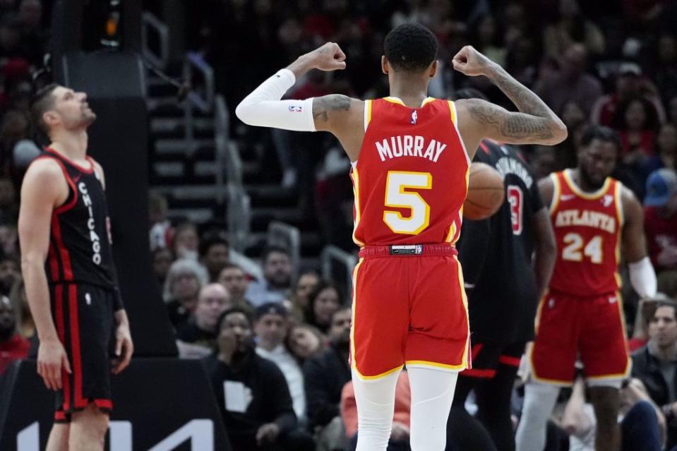 NBA老鷹對戰公牛，Dejounte Murray(中)慶祝得分。（美聯社資料照）