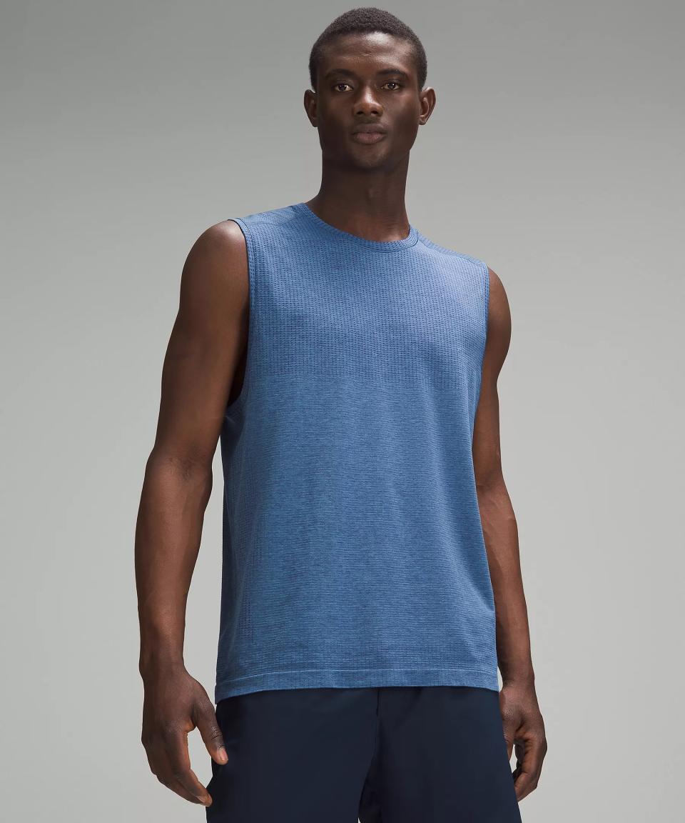 The men's Metal Vent Tech Sleeveless Shirt Updated Fit in a pretty slate grey hue.
