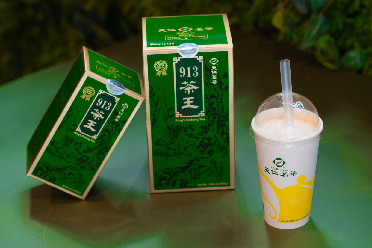 Ten Ren’s Tea’s Signature 913 King’s Oolong Tea leaves and popular 913 King’s Oolong Tea Latte. (PHOTO: Ten Ren’s Tea)