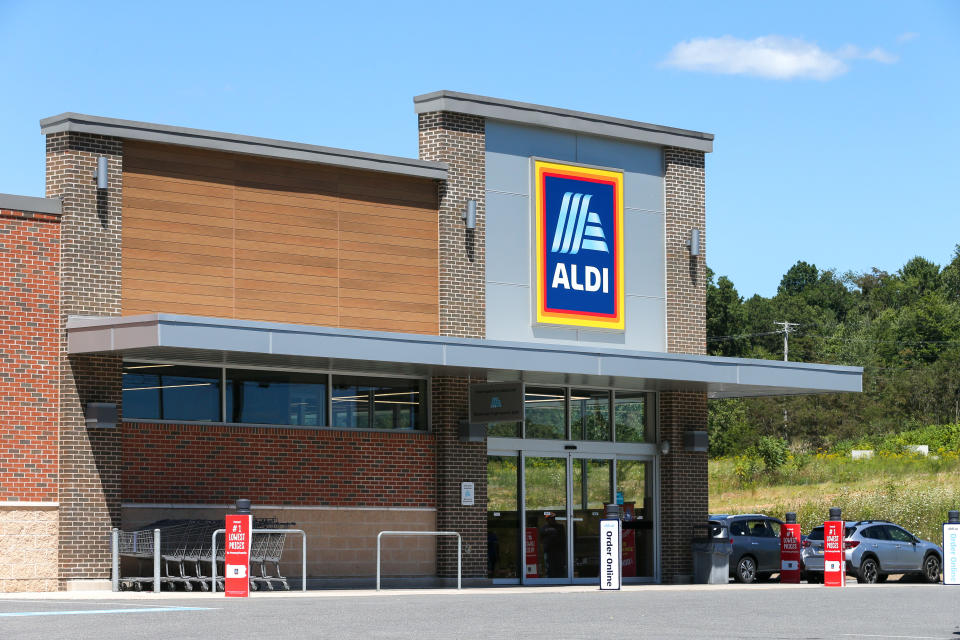 COAL TOWNSHIP, PENNSYLVANIA, UNITED STATES - 2022/08/12: An exterior view of an Aldi grocery store. (Photo by Paul Weaver/SOPA Images/LightRocket via Getty Images)