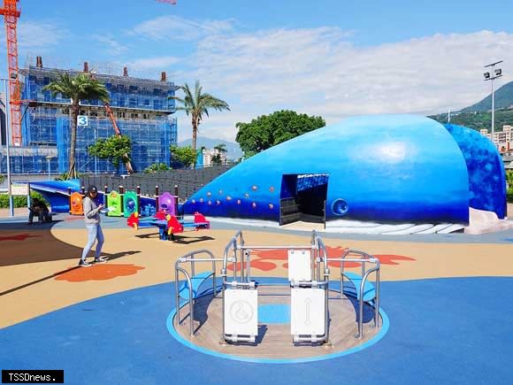商港公園鯨魚造型溜滑梯。(圖：新北市景觀處提供)