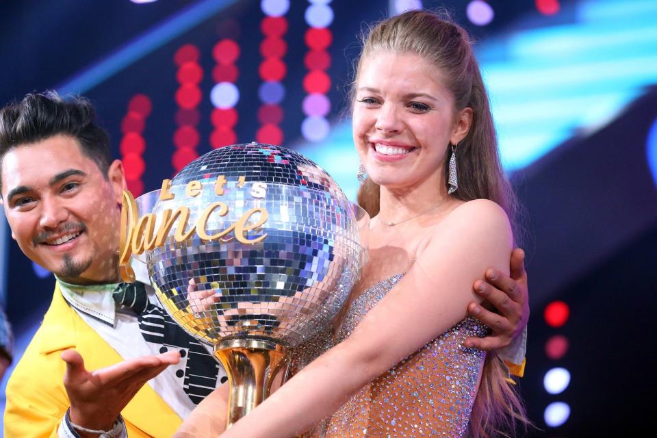 Victoria Swarovski strahlte sehr, als sie 2016 den Pokal "Dancing Star" in die Höhe lupfen durfte. Noch mehr strahlte sie, als sie dann als Nachfolgerin von Sylvie Meis zur "Let's Dance"-Moderatorin berufen wurde. (Bild: RTL / Stefan Gregorowius)