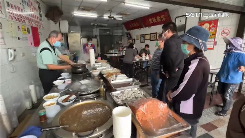 阿港伯小吃店賣了超過70年，老闆卻突然宣布退休。