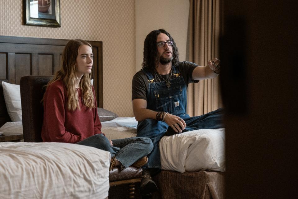 THE CURSE, from left: Emma Stone, Benny Safdie, The Fire Burns On', (Season 1, ep. 106, aired Dec. 17, 2023). photo: Anna Kooris / ©Showtime / Courtesy Everett Collection