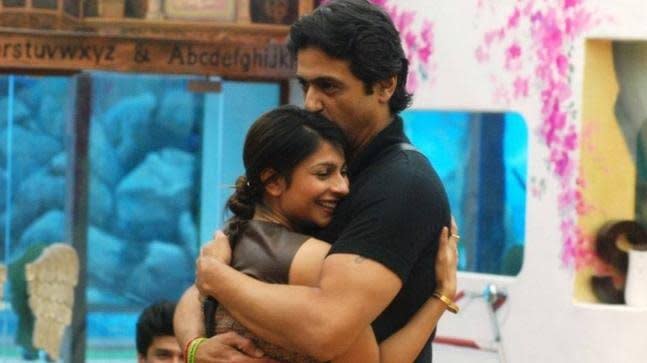 Though Tanuja was not fond of her daughter's eyebrow raising intimacy with Armaan Kohli, inside and later outside, <em>Bigg Boss'</em> house, industry insiders were sure that their wedding was on the cards. But in October 2014, Tanisha's tweet, <em>"Guys love you all, it's been hard but it's the truth, nothing is worth being unhappy, there is no tan man, wish happiness to all."</em> suggesting the two were not together anymore. From the next vague suggestions that followed, we assume it was lack of respect that abetted the break up.