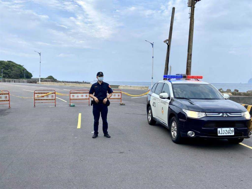 基隆市警察局第四分局在湖海路進行人車管制。（圖／基隆市警局提供）