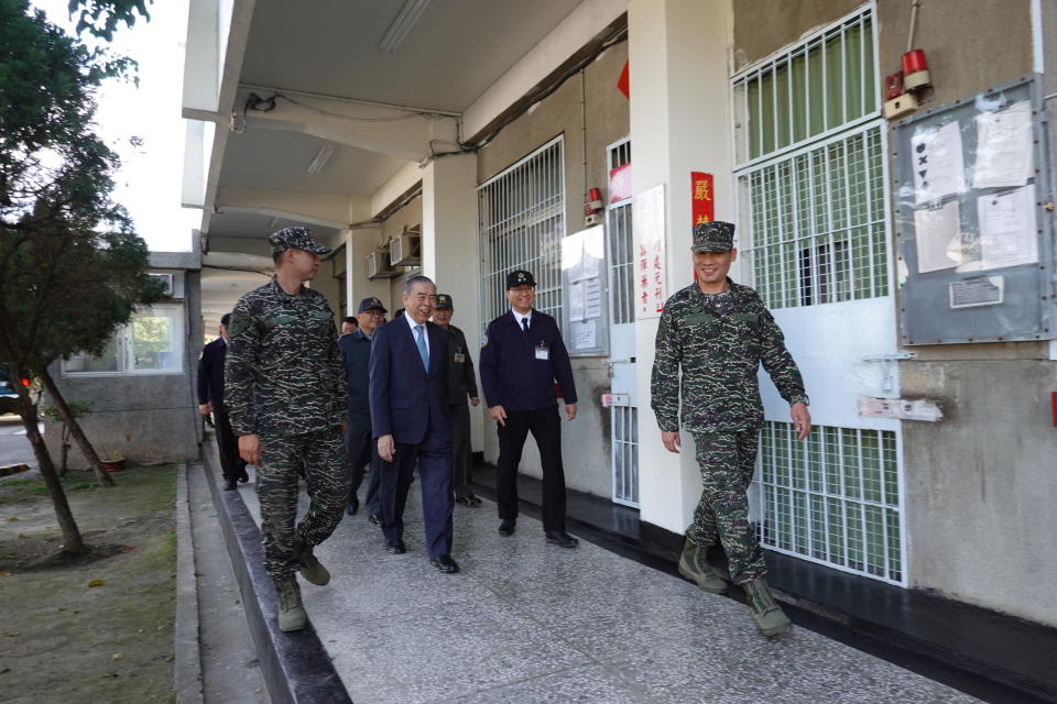 中華民國軍人之友社理事長李棟樑過年前慰訪陸戰特勤中隊，無意間知道這段少為人知、令人感佩的事蹟，2月13日在國防部副部長張冠群上將陪同下，再赴高雄營區基地慰訪陸戰特勤隊，致贈慰問禮盒感謝官兵發揮冒險犯難精神，執行艱鉅任務，守護國人安全。（羅廣仁攝影）                               