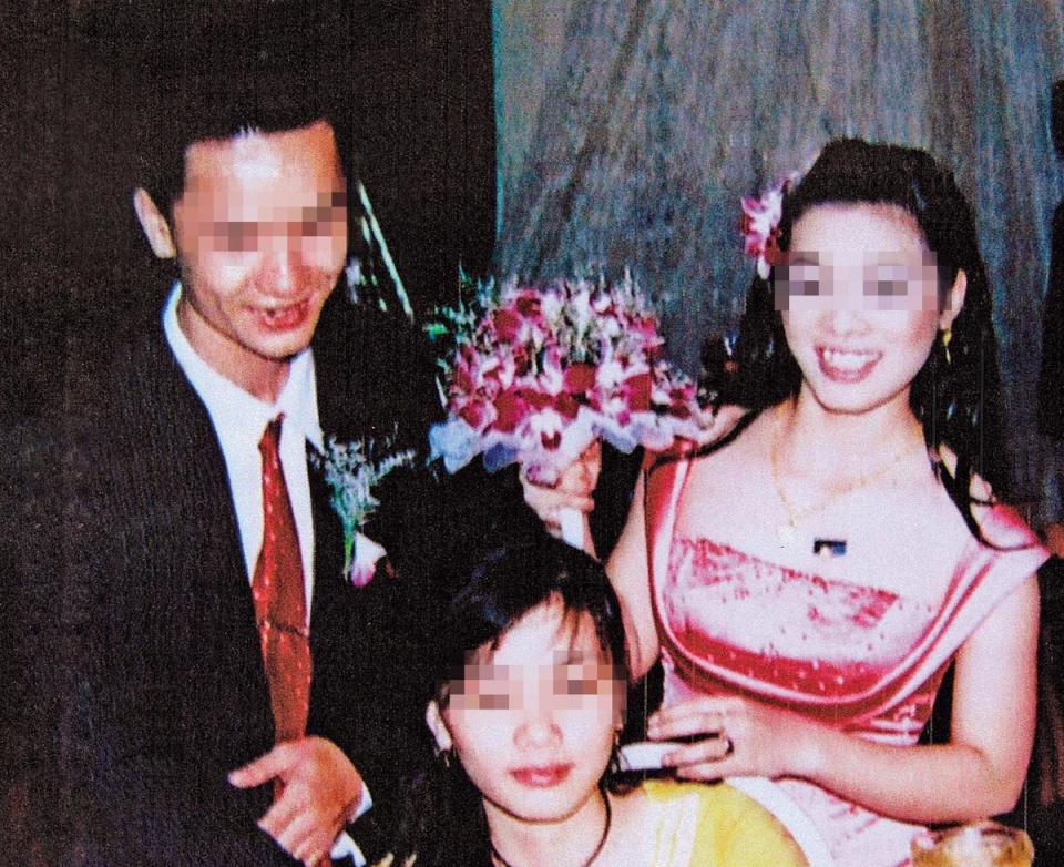 凶手馮名懷（後左）與妻子黎氏妙裝（後右）在越南結婚，後來一起來台工作賺錢。（警方提供）