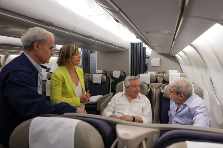 Alberto Fernández junto a Aníbal Fernández, Julio Vitobello y Gabriela Cerruti en el avión rumbo a Estados Unidos