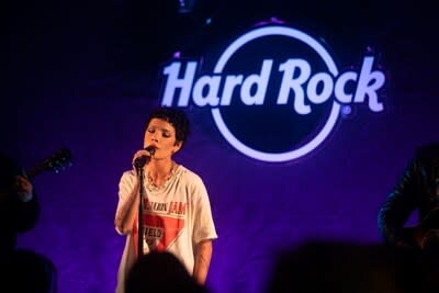 Hard Rock International「Love Out Loud」合作夥伴 Halsey 在 Hard Rock Cafe London Old Park Lane 餐廳進行 VIP 表演以展開 Pride Month 的序幕，並向 Hard Rock 著名的藏品系列捐贈紀念品（相片來源：Jasmine Safaeian）