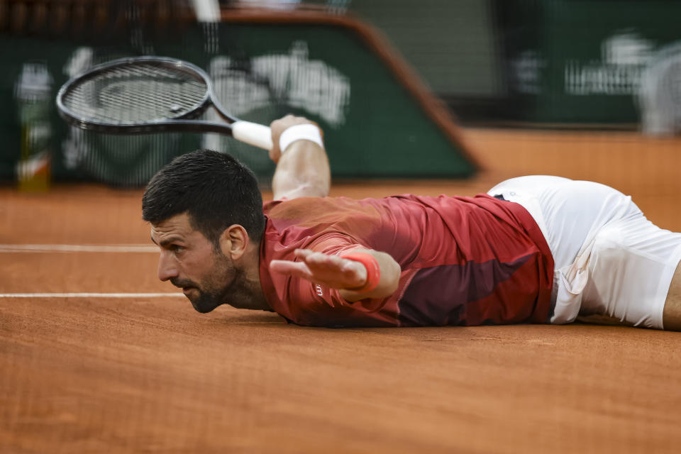 Djokovic趴在地上假裝游泳，全場來到最瘋狂的氣氛。 (Photo/Getty Images)