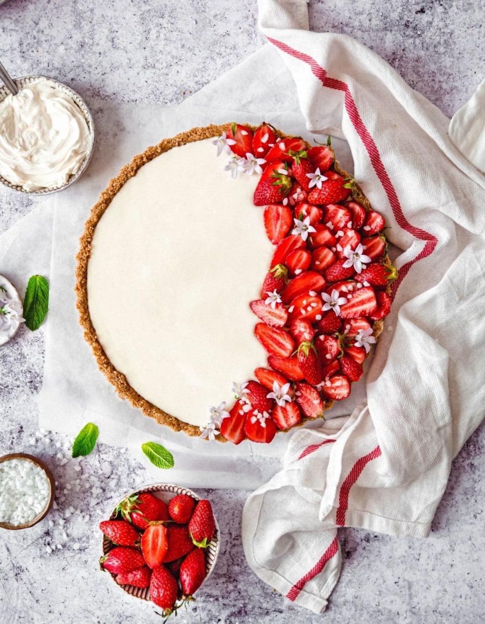 Tarte sans cuisson aux fraises et au fromage frais