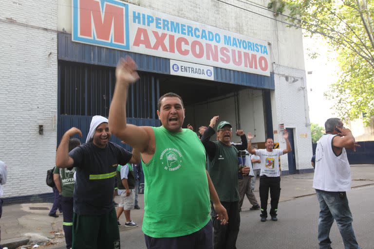 El gremio de Camioneros, dirigido por Hugo Moyano, llegó a un acuerdo con el gobierno de la Ciudad y levantará el bloqueo a la mayorista Maxiconsumo