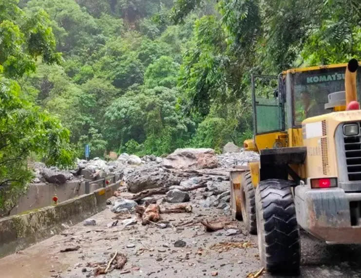 ▲花蓮下暴雨，山區邊坡土石不穩，台9線蘇花公路南段多處發生坍方落石。（圖／公路局）