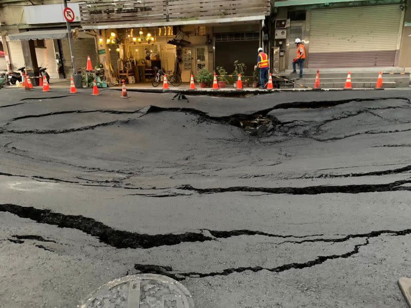 ▲南京西路「天坑」填補後才過一天又塌了，範圍擴大到民宅家門口。（圖／翻攝北市議員林怡君臉書）