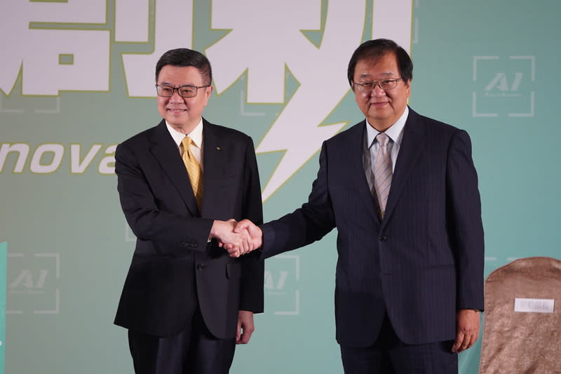 準行政院長卓榮泰（左）19日在台北主持記者會， 宣布520後第四波內閣人事，介紹新任衛福部長邱泰源（右）。（中央社）