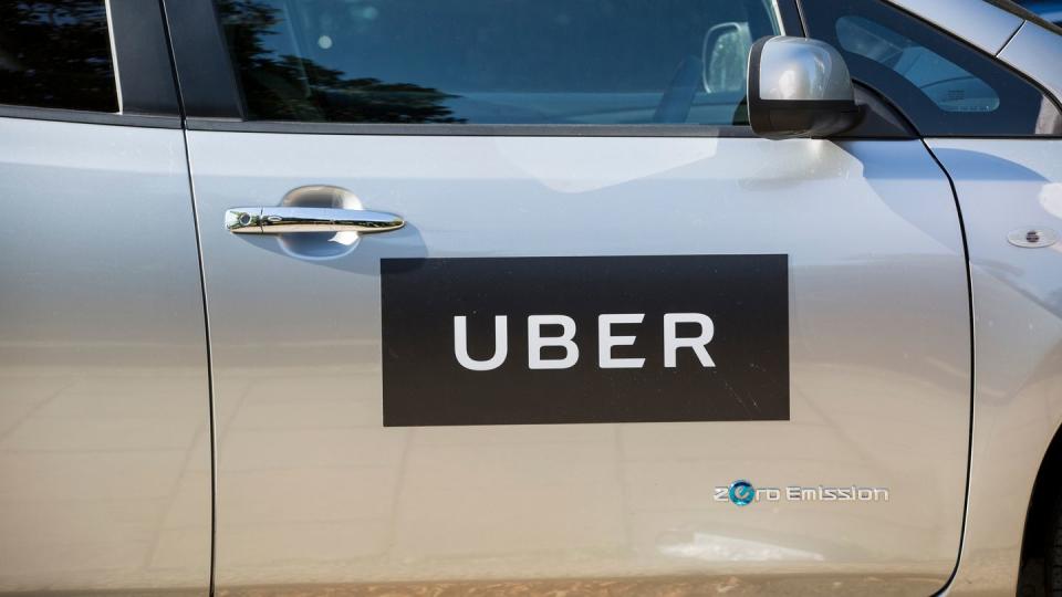 Das Firmenlogo von Uber klebt an einer Autotür in London.
