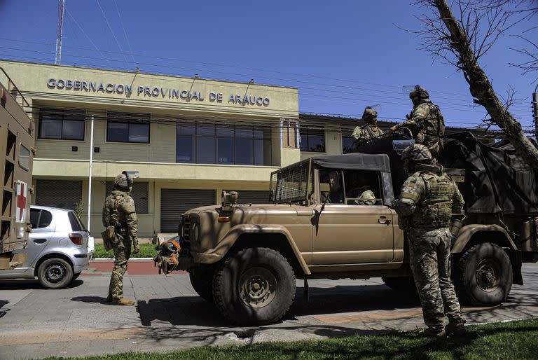 Piñera ordenó la militarización de la zona del conflicto mapuche en una 
medida considerada "efectista", pero su candidato no levanta vuelo 