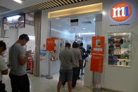 At 11am, only about 15 people were seen queueing at an M1 distributor at Sembawang Shopping Centre. (Yahoo! photo)