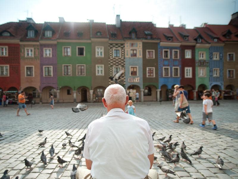 Der Marktplatz von Poznan ist der drittgrößte in Polen - man kann hier den Tauben zuschauen oder warten, bis mittags aus dem Glockenturm zwei Ziegenböcke erscheinen. Foto: City of Poznan/Lukasz Wypiór