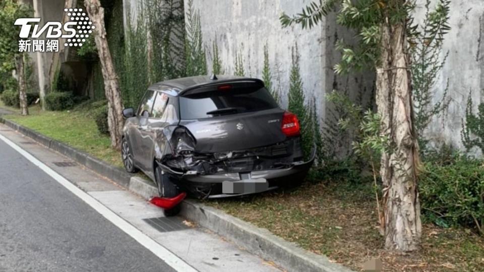 外側車道的鈴木轎車也被波及，撞進花圃。（圖／TVBS）