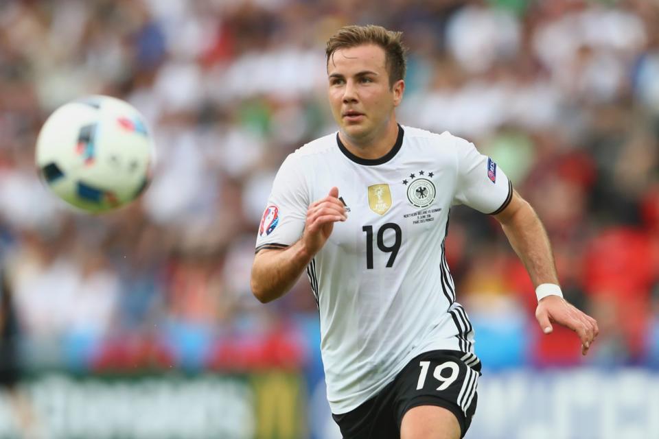 "Zeig der Welt, dass du besser als Messi bist": Mit dem Siegtor im WM-Finale 2014 machte sich Mario Götze unsterblich. Danach erlebte die Karriere des Riesen-Talents mit dem Wechsel zum FC Bayern und einer hartnäckigen Stoffwechselerkrankung einen Knick. Über den Umweg PSV Eindhoven fand Götze aber zu alter Stärke zurück und zieht nun bei Eintracht Frankfurt die Fäden im Mittelfeld. (Bild: Getty Images / Alexander Hassenstein)