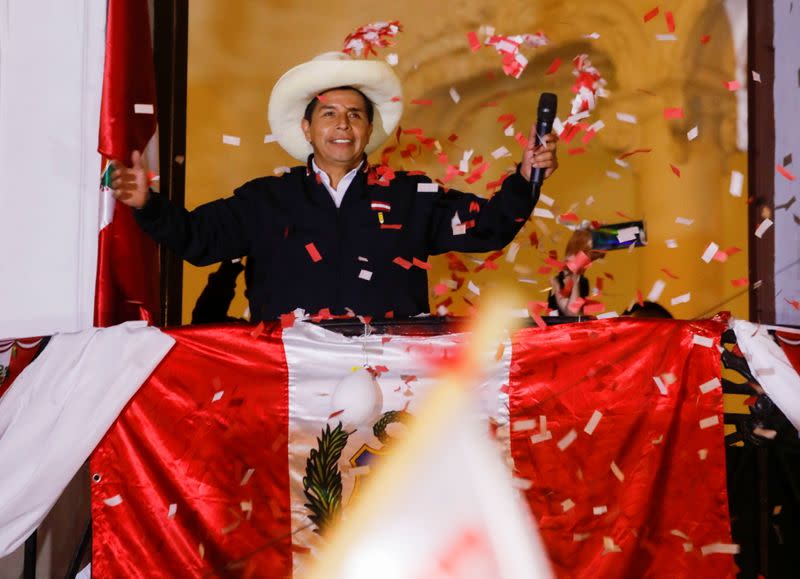 FOTO DE ARCHIVO. El candidato presidencial de Perú, Pedro Castillo, se dirige a sus simpatizantes desde la sede del partido Perú Libre, en Lima, Perú