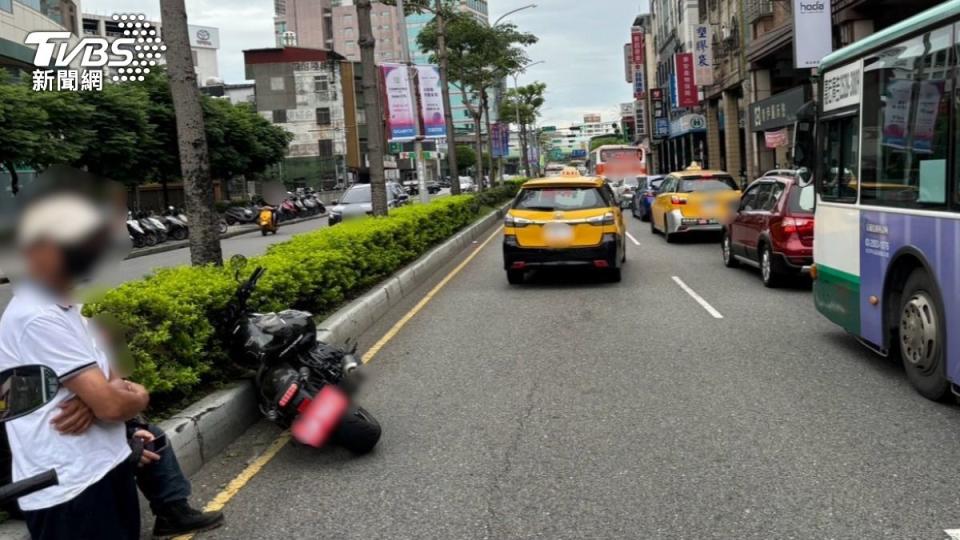 楊姓重機騎士被計程車後摔飛到對向車道。（圖／TVBS）