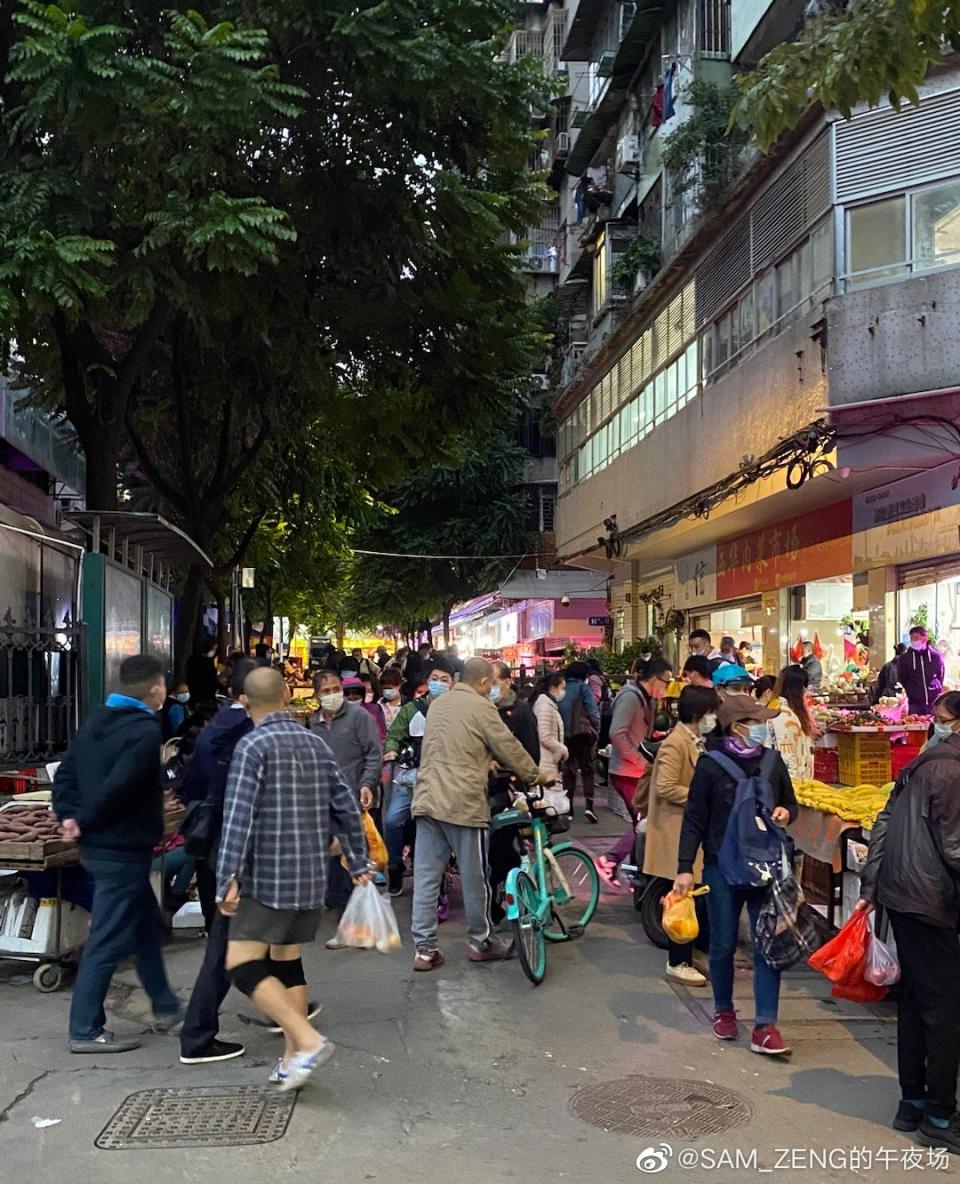 廣東某區市場恢復運作，民眾能正常外出採買食物。   圖: 翻攝自 SAM_ZENG的午夜場微博