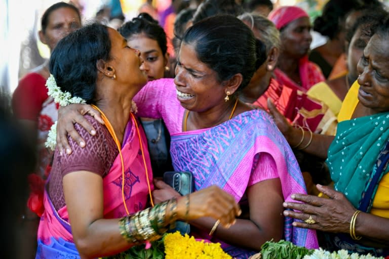 Relatives mourn those who died after drinking toxic alcohol in India's Tamil Nadu state on Monday (R. Satish BABU)