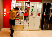 <p>Seguro que te has fijado en que habitualmente las estanterías que hay en las tiendas de Ikea están repletas de libros. Muchos de ellos los llevan los propios trabajadores, aunque no pueden elegir los que quieran, sino que las tapas deben ser de un color determinado. (Foto: Michael Dalder / Reuters). </p>
